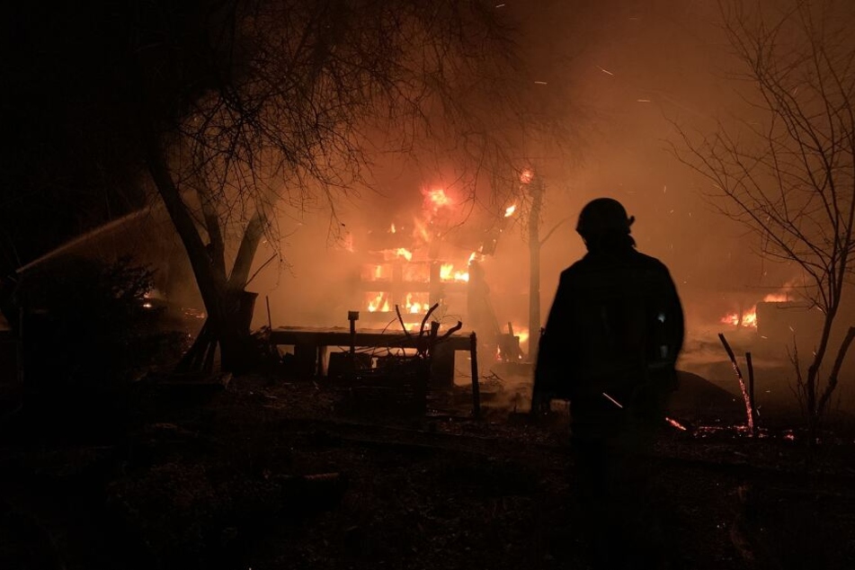 Der Feuerschein war schon aus der Ferne zu erkennen.