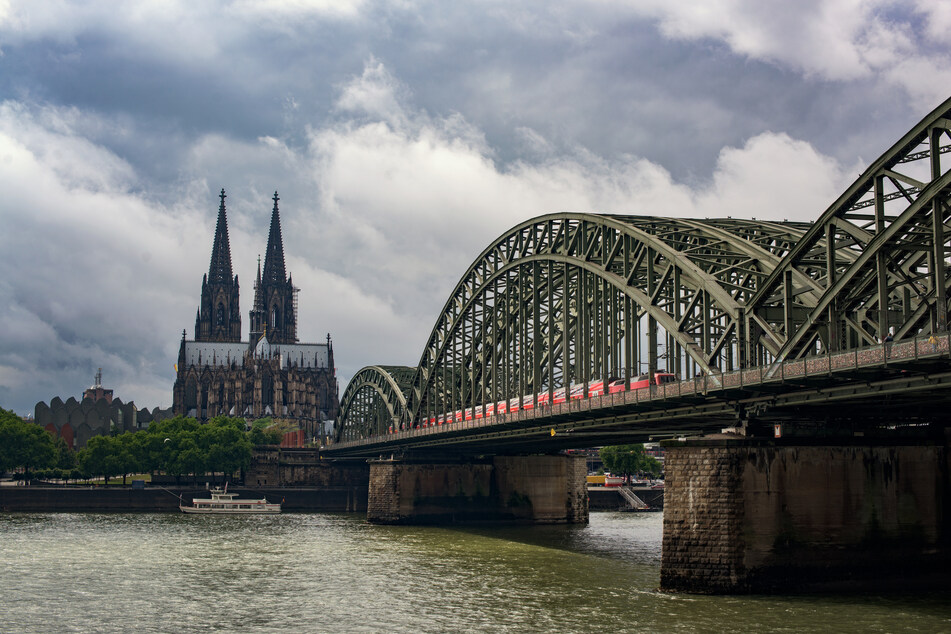 Köln wird von dunklen Wolken eingenommen. (Symbolbild)