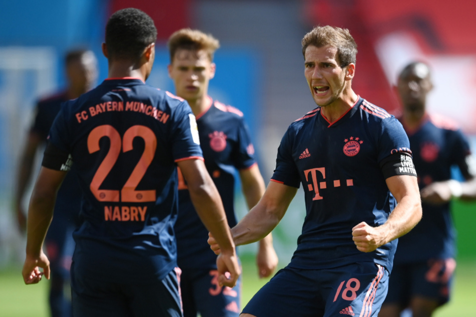 Leon Goretzka jubelt nach dem Treffer von Serge Gnabry zur 3:1-Führung.