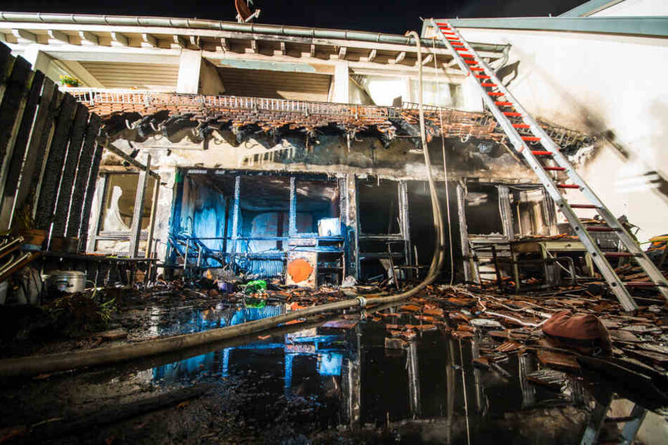 Stark verwüstet sind nach einem Brand zwei Wohnungen eines Mehrfamilienhauses in Neubulach bei Calw (Baden-Württemberg).