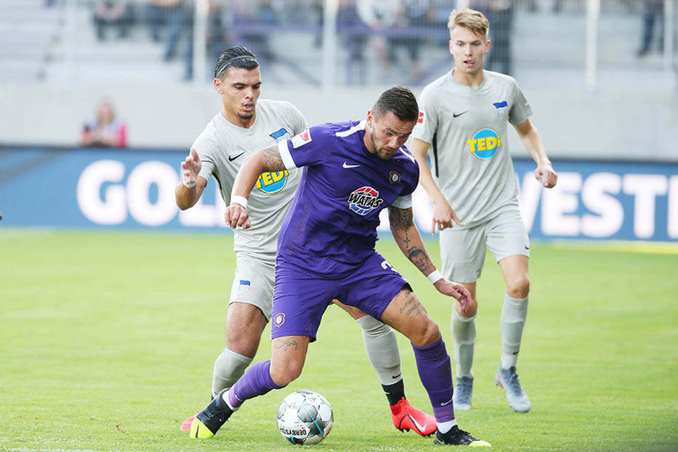 Hertha-Kicker Karim Rekik (l.) und Aue-Torschütze Pascal Testroet im Zweikampf um den Ball.