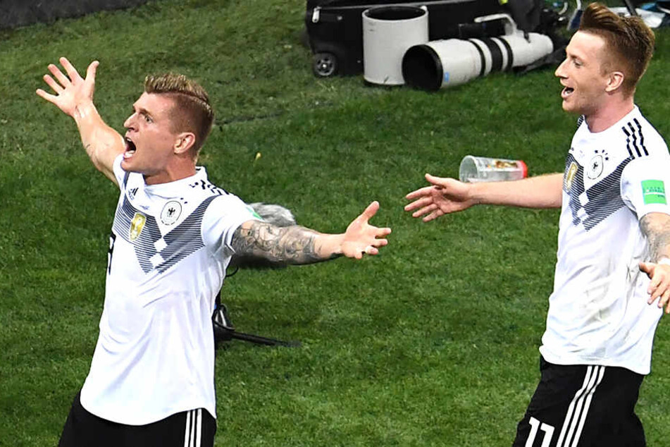 Toni Kroos bejubelt seinen Treffer zum 2:1. Zum Leidwesen von Lee Robinson, der dadurch seinen Gewinn verlor.