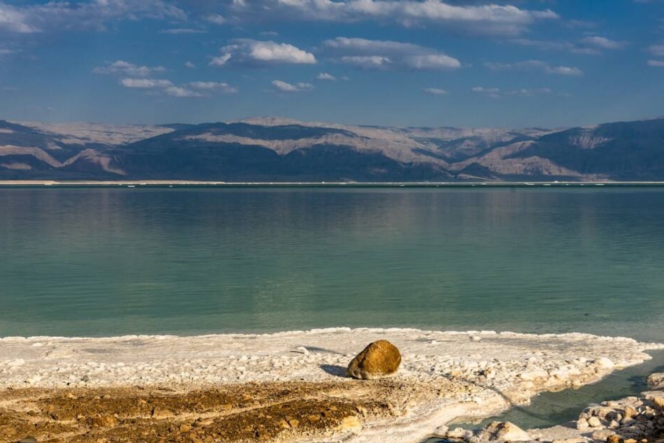 Das Tote Meer zwischen Israel und Jordanien. Das salzverkrustete Ufer liegt 400 Meter unter dem normalen Meeresspiegel. 