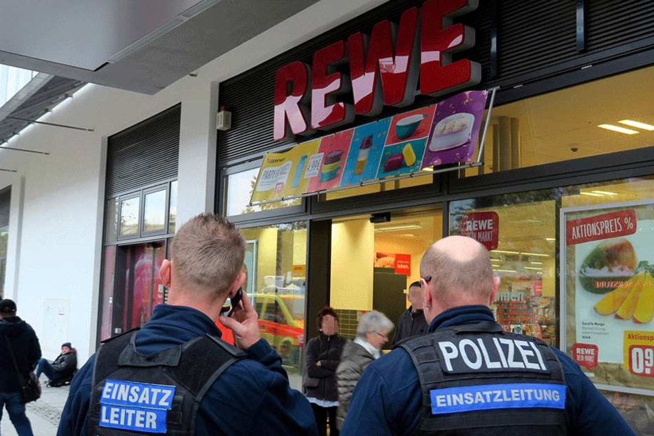 Einsatzleiter im Gespräch.