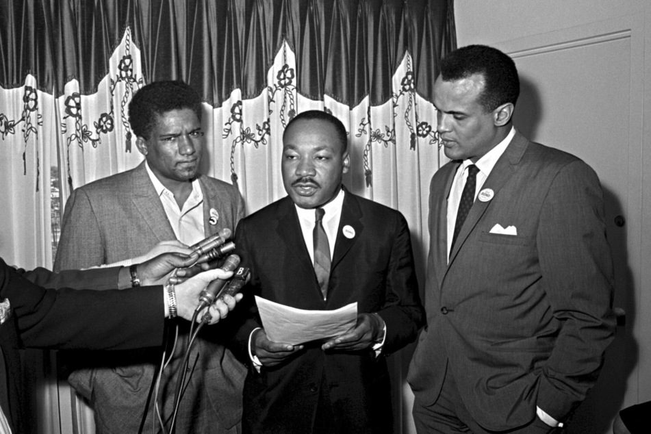 James Foreman (l), damaliger Exekutivsekretär des Student Non-violent Coordinating Committee, Bürgerrechtsführer Dr. Martin Luther King Jr. (M), Leiter der Southern Christian Leadership Conference, und Harry Belafonte (r) während einer Pressekonferenz im April 1965 Atlanta.