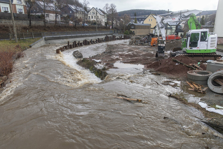 Anfang Februar ließen Schneeschmelze und Dauerregen den Pegel der Zwönitz in Burkhardtsdorf anschwellen. Um schlimme Hochwasser zu verhindern, wird noch bis 2022 der Hochwasserschutz im Ort ausgebaut.