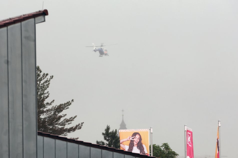 Die Hochwasserlage wurde auch aus der Luft begutachtet. Schließlich mussten Retter eingreifen und Menschen mit einem Helikopter retten.