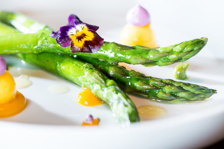 In vielen Kochshows und Promi-Rezepten spielt grüner Spargel eine Rolle. Das färbt ab. Um die 12 Prozent der Verbraucher greifen zu grünen Stangen.