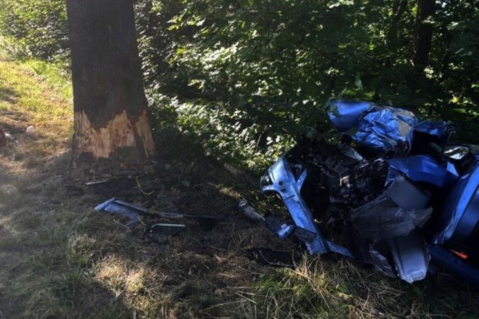 63-jähriger Autofahrer kommt bei Kollision mit Baum ums Leben