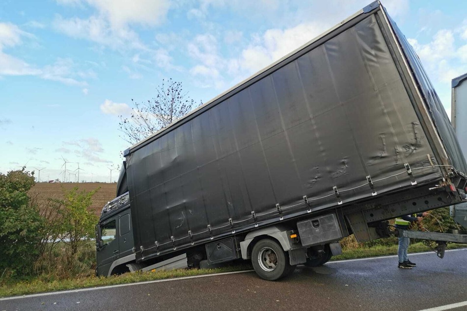 Der Lkw landete im Straßengraben der B91.