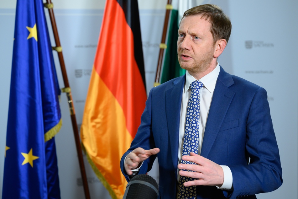 Sachsens Ministerpräsident Michael Kretschmer (45, CDU) zieht die Zügel im Freistaat an. Grund sind die weiterhin hohen Infektionszahlen.