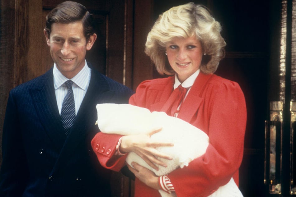 Prinzessin Diana hält ihren Sohn Prinz Harry auf den Armen, als sie mit ihrem Ehemann Prinz Charles das Krankenhaus nach der Geburt am 16.09.1984 verlässt.