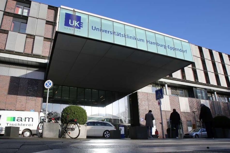 Blick auf den Eingangsbereich des Universitätsklinikums Hamburg-Eppendorf.