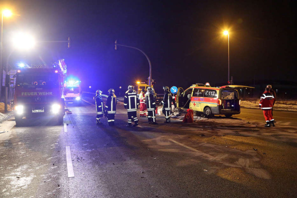 Nahe Wilsdruff krachten ein Notarzteinsatzfahrzeug und ein SUV VW Touareg zusammen.
