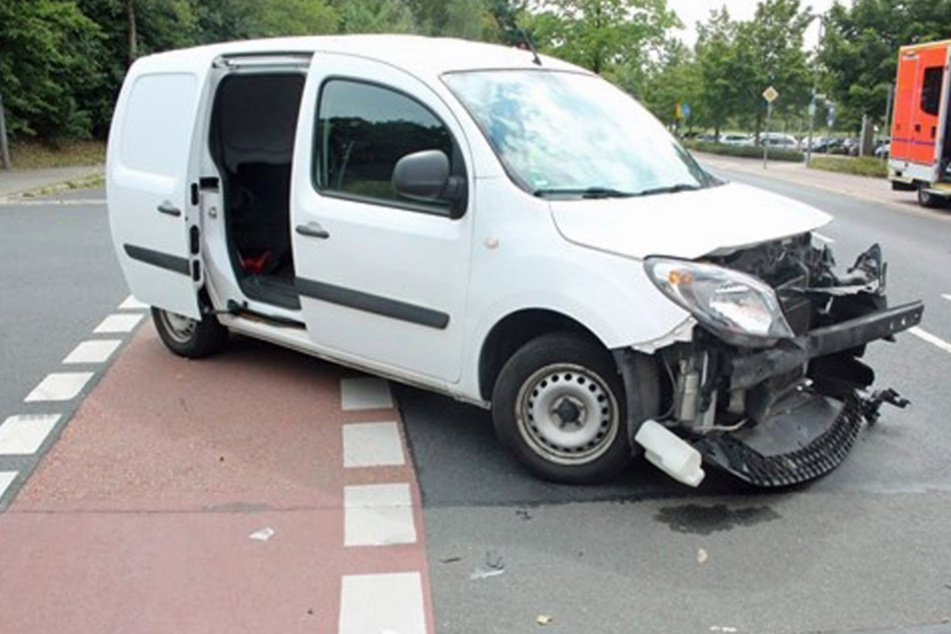 Der Citan der Marke Mercedes-Benz wurde durch den Unfall stark im Frontbereich beschädigt.