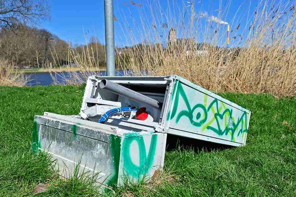 Trauriger Höhepunkt: Randalierer zerlegten zwei Stromkästen, die für die Versorgung zweier Wasserspiele verantwortlich sind.