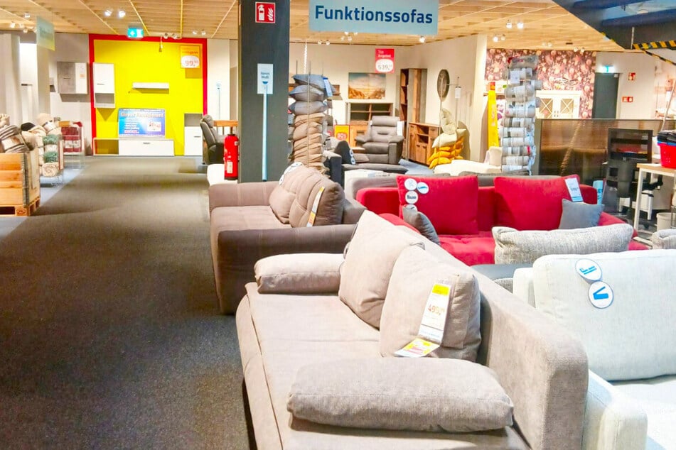 Aufgrund des Abverkaufs bei ROLLER in Oldenburg gibt's satte 70 Prozent¹ Nachlass auf Möbel.