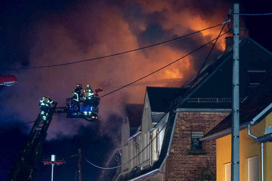Flammen und dicke Rauchwolken schlugen den Einsatzkräften aus dem Dach entgegen.