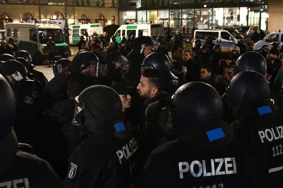 Die Polizei sicherte die Demonstration mit 450 Beamten ab.