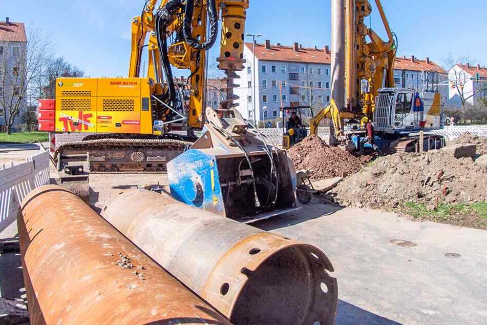 Großbaustelle Zschopauer Straße: Einige Autofahrer versuchen trotz Sperrung, um die Bagger zu kurven.