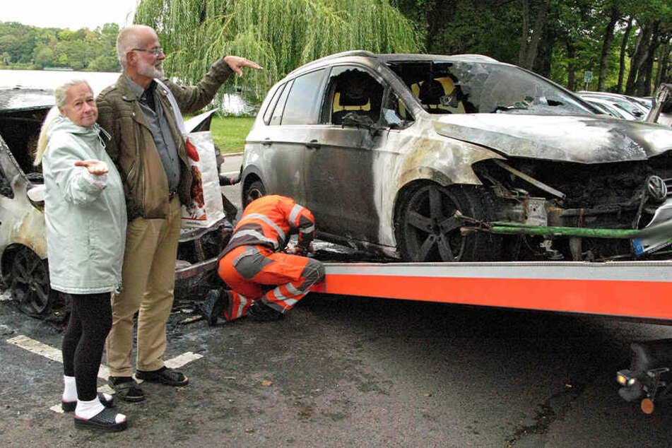 Christine Meier (66) und Achim Ludloff (66) nahmen gestern Abschied von ihrem ausgebrannten VW Golf.