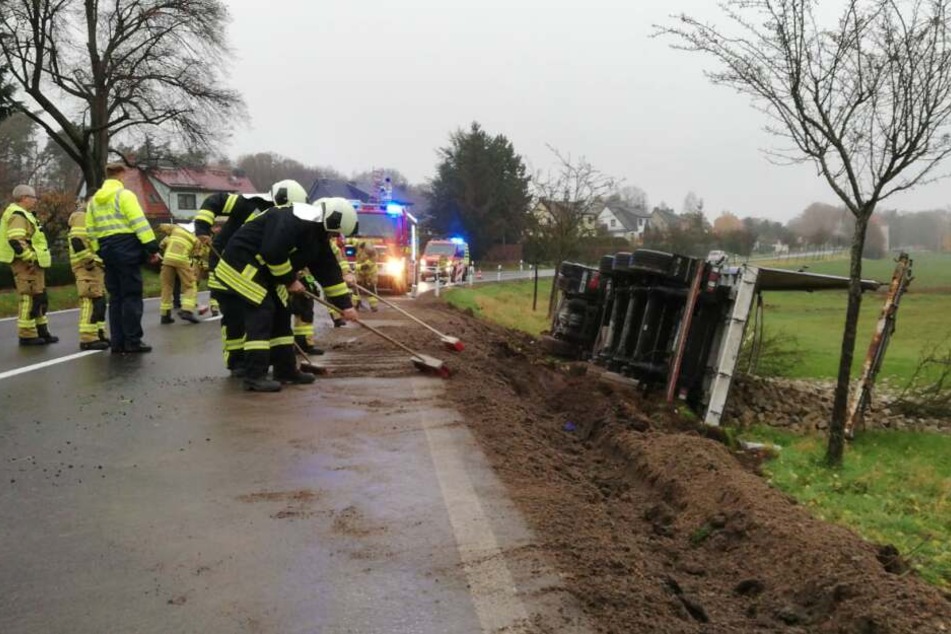 Die Feuerwehr musste den tonnenschweren Lkw aus dem Straßengraben bergen.