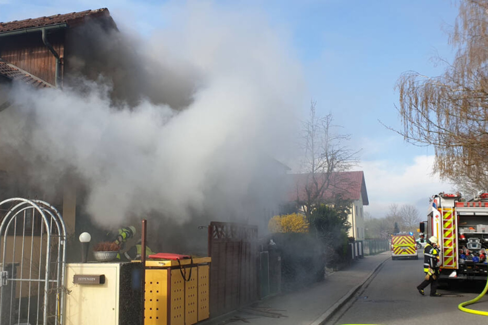 Der dichte Qualm war schon von der Straße aus zu sehen.