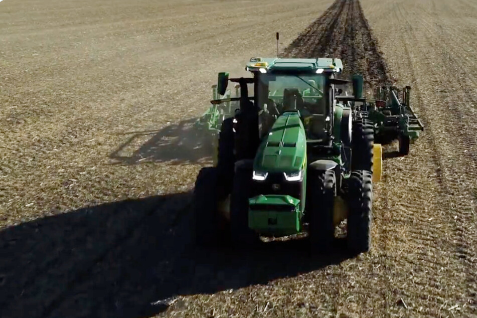 Der Landtechnikhersteller Deere & Company bringt einen vollautonomen Traktor auf den Markt.