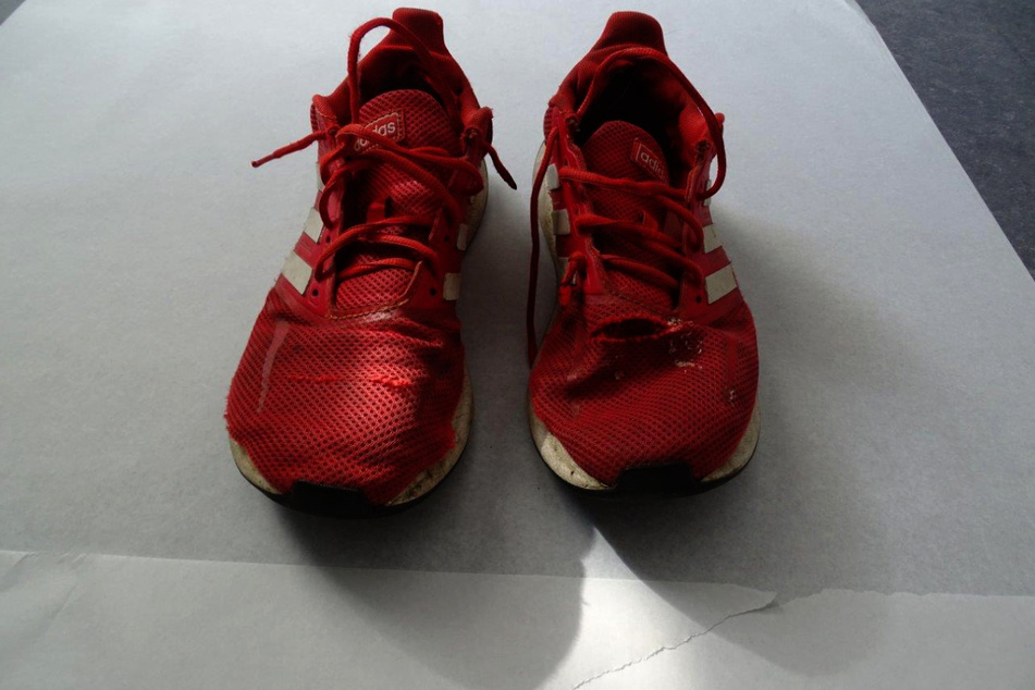 Diese roten Adidas-Schuhe trug der Tote.