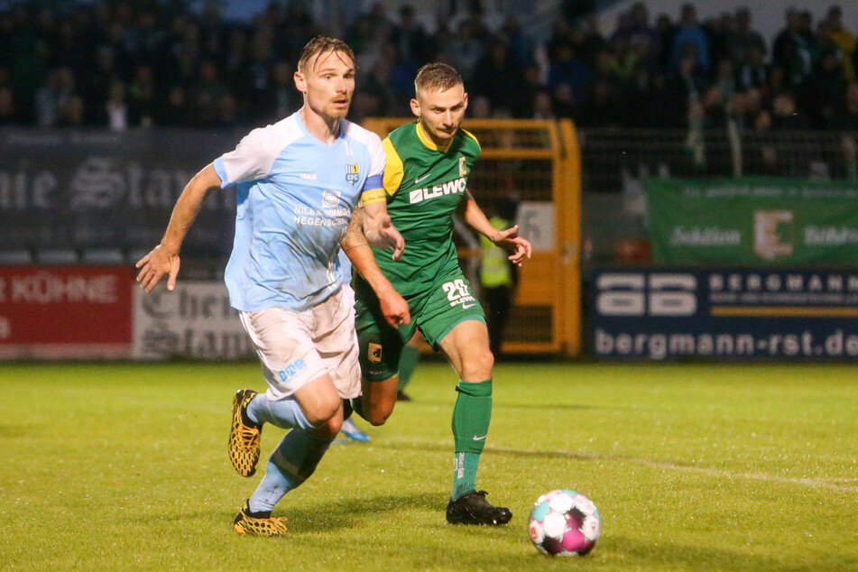 Bänderverletzung! Robert Zickert (31, l., hier im Duell mit Florian Kirstein (26) von Chemie Leipzig) wird dem CFC nicht nur gegen seinen Ex-Verein Energie Cottbus fehlen. "Ich bin aber froh, dass es nichts Schlimmeres ist", so der Abwehrmann.