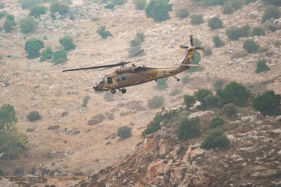 Ein israelischer Hubschrauber nahe der besetzten Golanhöhen.