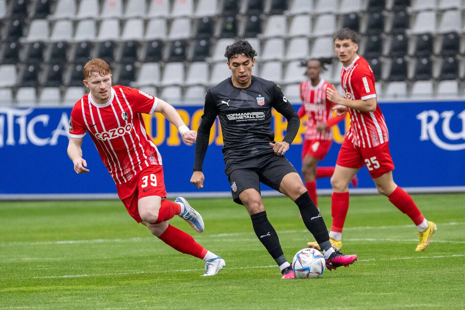 Johann Gomez ist für Zwickau am Ball.