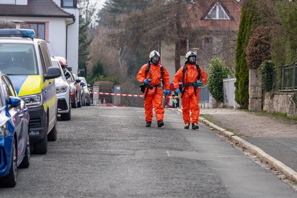 Die Feuerwehr war in Schutzanzügen im Einsatz.