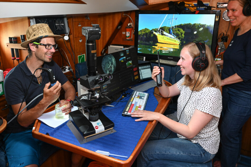 Gewässerökologe Hannes Imhof am Endoskop, Marie Beckers am Monitor und Katrin Meyer am Mischpult von der Medienproduktion zeigen als Crew-Mitglieder des Forschungsschiffs "Aldebaran", wie sie an Bord, in Corona-Zeiten, Schüler virtuell in Expeditionen und Untersuchungen mit einbeziehen können.