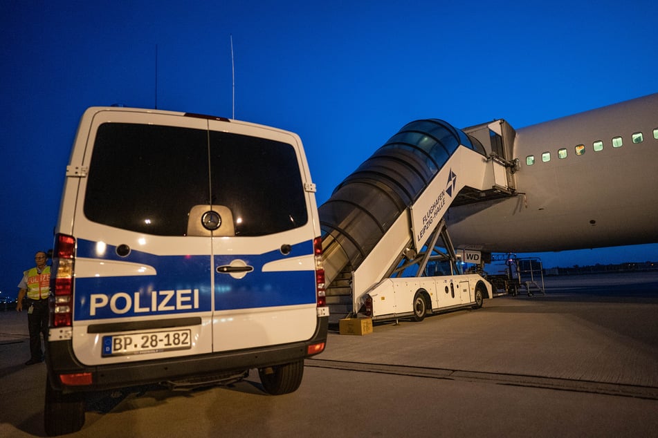 Speziell geschulte Beamten der Bundespolizei betreuen die Abgeschobenen auf ihrer Reise. (Archivbild)