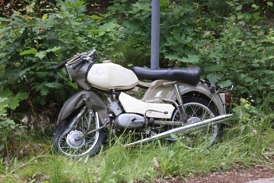 Am Moped und am Fahrzeug entstand Sachschaden, der auf etwa 9000 Euro geschätzt wird.