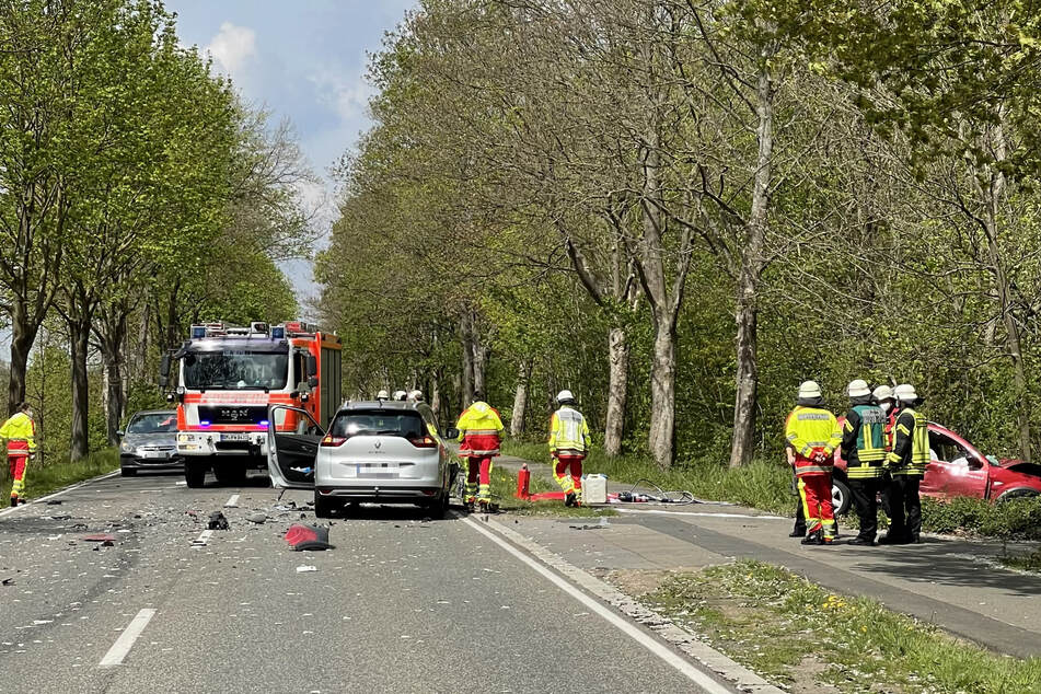 Das Auto geriet in den Gegenverkehr und wurde kurze Zeit später von einem anderen Wagen erfasst.