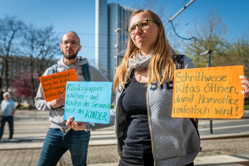 Spontane Eltern-Demo in der Innenstadt: Lisa Reinicke (27), Fabian Hennig (34) und andere forderten die Öffnung von Kitas und Cafés.