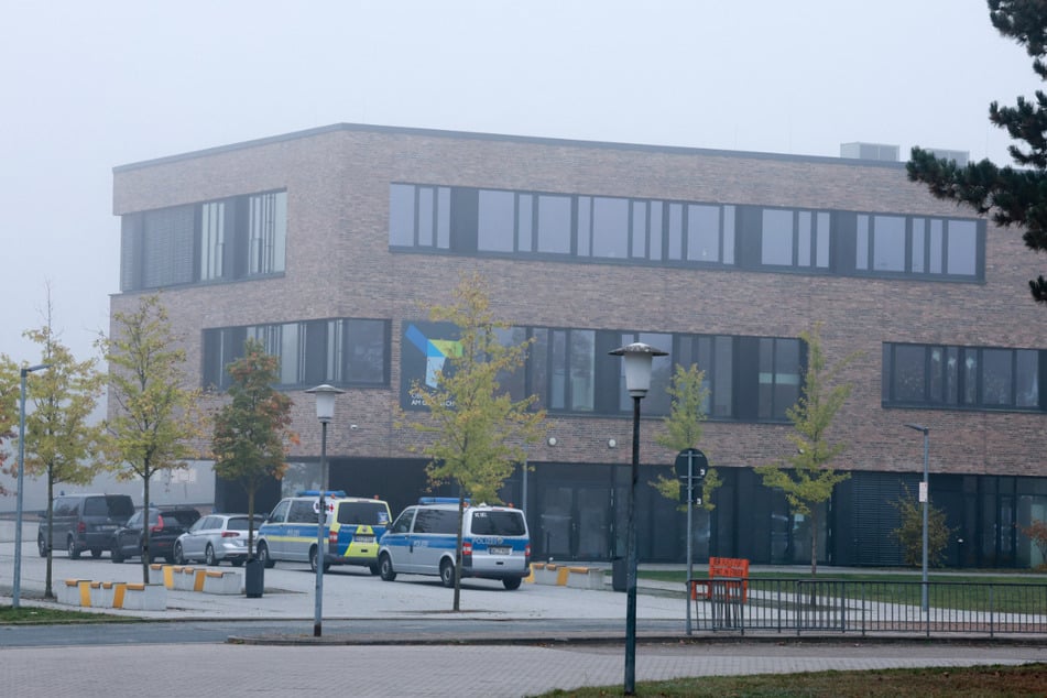 Im niedersächsischen Verden läuft derzeit ein Großeinsatz der Polizei an einer Schule.