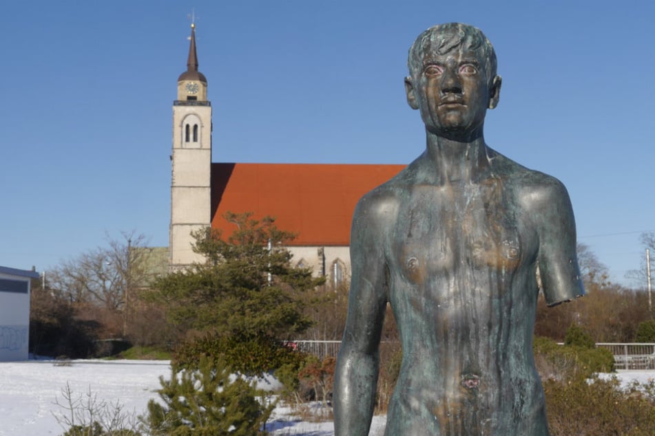 Der junge Bronzemann sieht nicht so aus, als hätte er den Angriff schon verarbeitet.