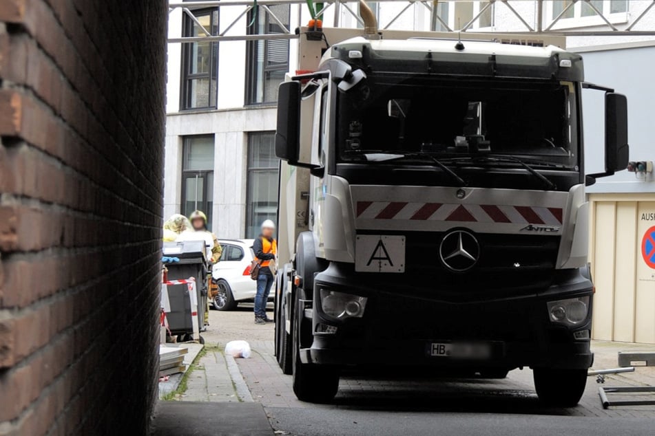 Müllwagen fährt gegen Baugerüst - Zwei Arbeiter schwer verletzt