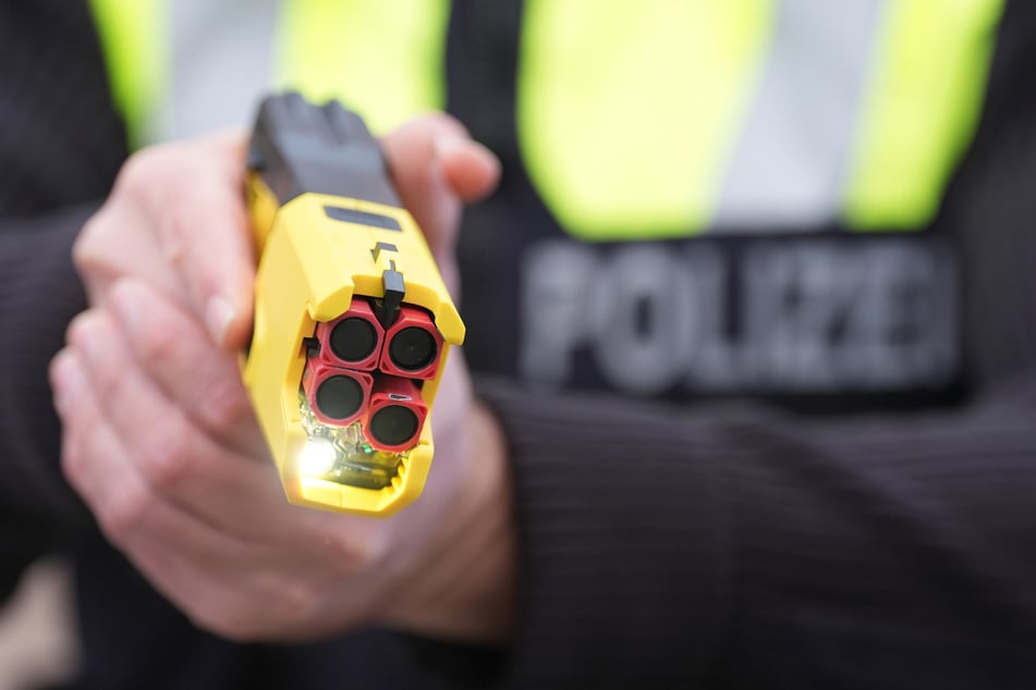 Polizisten setzten vermehrt auf Elektroschocker. Doch ganz auf ihre herkömmlichen Schusswaffen verzichten, können sie nicht. (Symbolbild)
