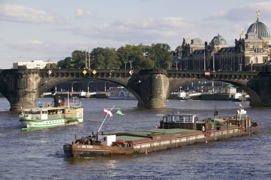 Bislang liefen schon zahlreiche Anfragen bei der Stadt ein, wann der Schiffsverkehr auf der Elbe wieder freigegeben werden kann.