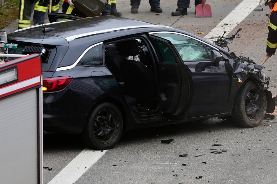 Opel Astra mit Kleinkind kracht auf A1 unter Lkw: Insassen hatten Schutzengel!