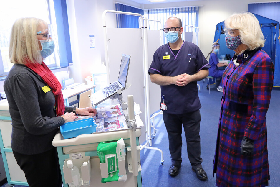 Herzogin Camilla spricht im Impfzentrum des Gloucestershire Royal Hospital mit Mitarbeitern des Gesundheitswesens.