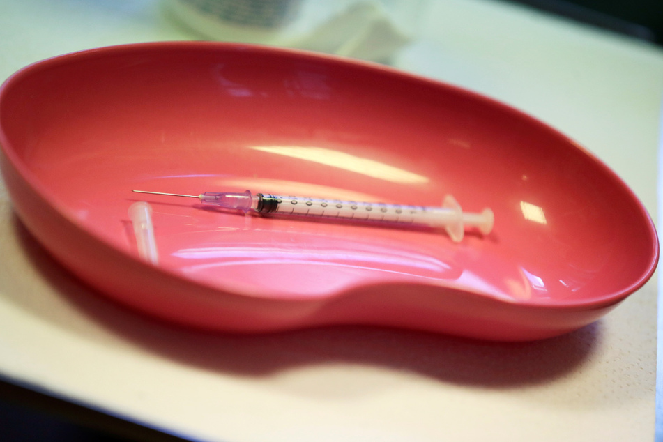 Eine leere Spritze liegt beim offiziellen Start der Corona-Impfungen in Arztpraxen in einer Schale.