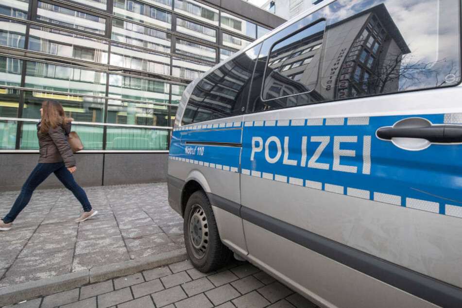 Die Frankfurter Polizei Polizei hat ein Strafverfahren wegen Beleidigung und versuchter Körperverletzung eingeleitet und sucht nach Zeugen (Archivbild).