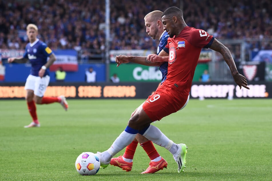 Jeremie Dudziak (rechts, 28) hatte in der zweiten Halbzeit oft das Nachsehen gegen Holstein Kiel.