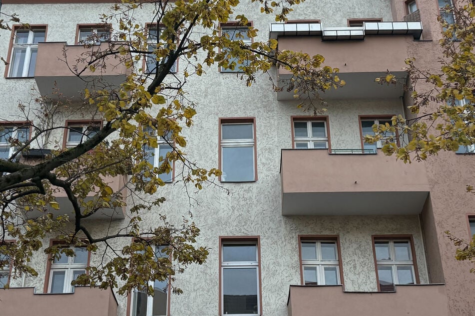 Ermittler durchsuchten das Wohnhaus in Neukölln.