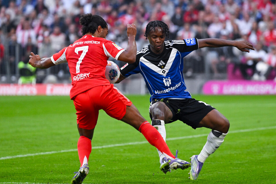 Das Handspiel von HSV-Verteidiger Aboubaka Soumahoro (20, r.) im Zweikampf mit Serge Gnabry (30) war eindeutig.